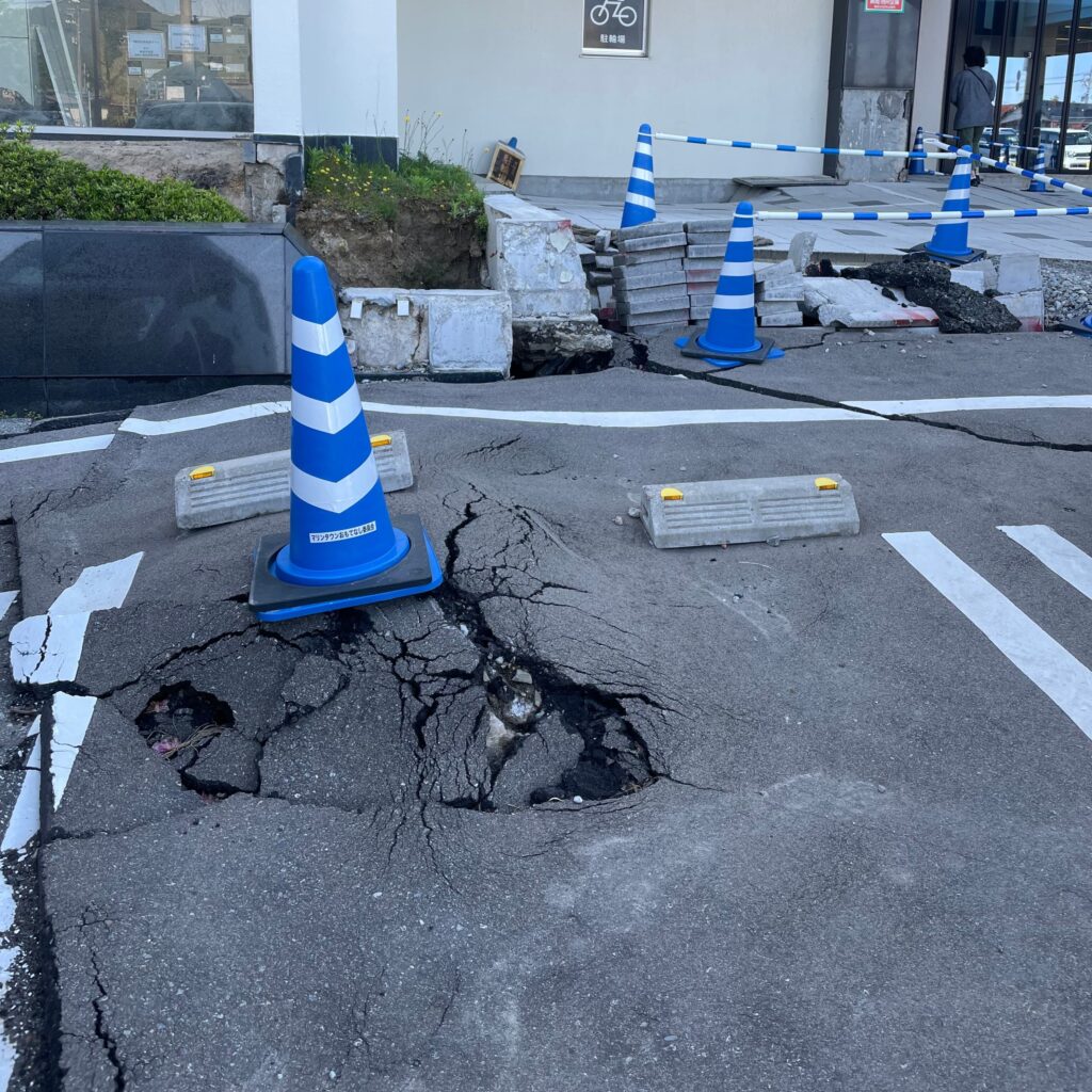 石川県輪島市で住家被害認定調査をする不動産鑑定士による写真